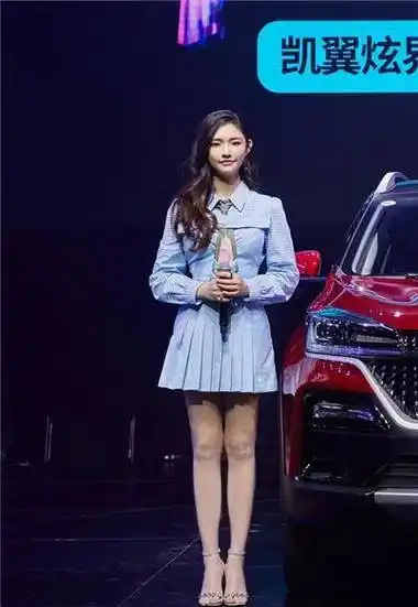 林允现身发布会大秀一字腿,看到无滤镜的生图后,网友:无话可说!