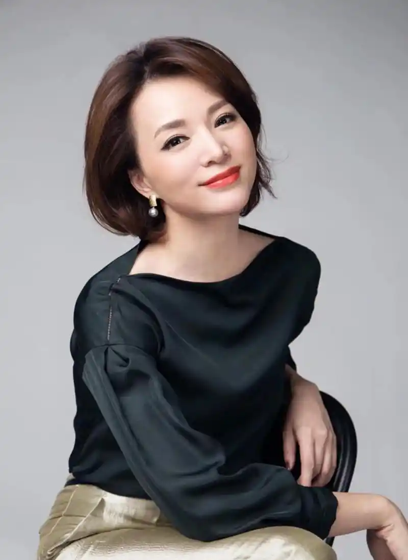 密春雷花了六千万,为董卿在美国购买了一栋豪宅,将豪宅的钥匙交给了