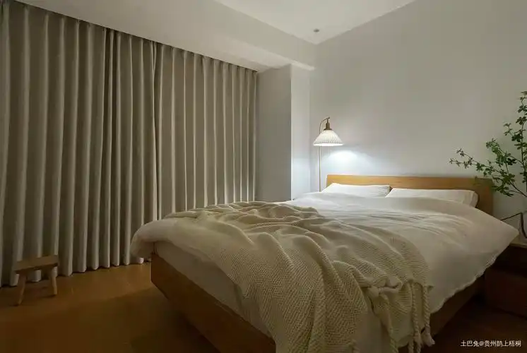 他家通透的秘密是随处可见的玻璃门百叶窗卧室床现代简约卧室设计图片