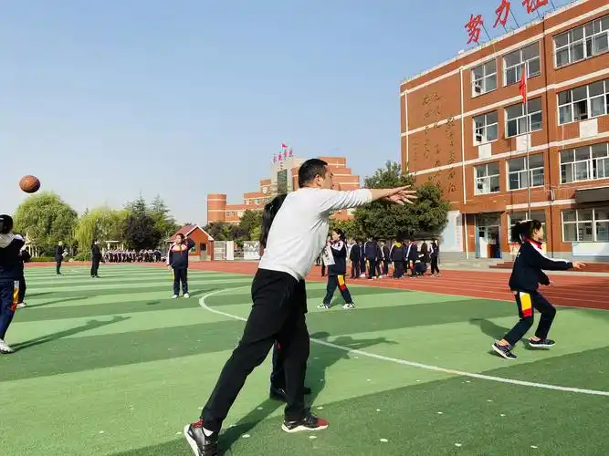 郝海龙校长上体育课《双手胸前传球》