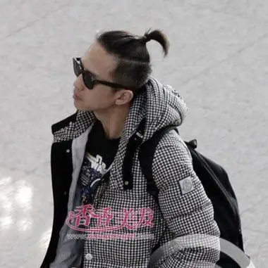 男生两边短中间长扎辫子发型酷帅型的男生扎辫子发型,将两边的头发都