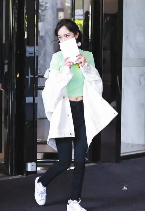 杨幂夏季穿搭真好看,牛仔短裤,条纹连衣裙,青春时尚有活力