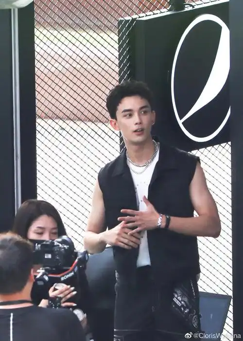 吴磊在街边理发店刮胡子