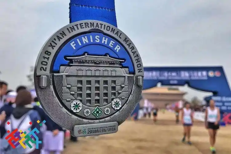 西安马拉松鸣枪起跑 3万选手穿梭古城