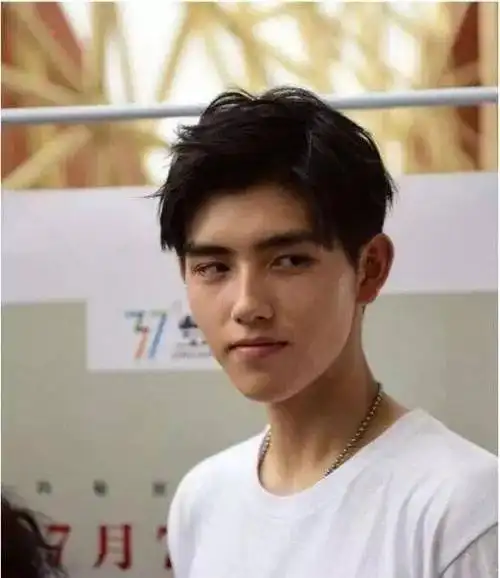 发际线低的明星越来越多,蔡徐坤只有两指高,而王源梳大光明太灾难!