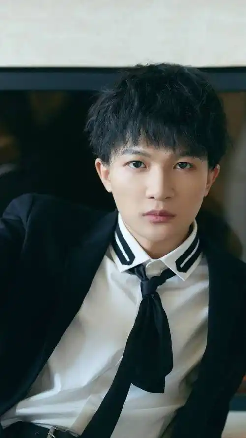 歌手周深,空灵的歌喉,最爱他唱的歌曲《大鱼》