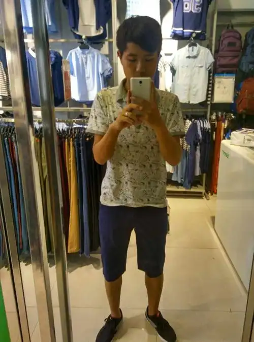 本人18岁了男,肤色挺黑的,183的个子150斤,穿什么颜色的短裤好看,平常