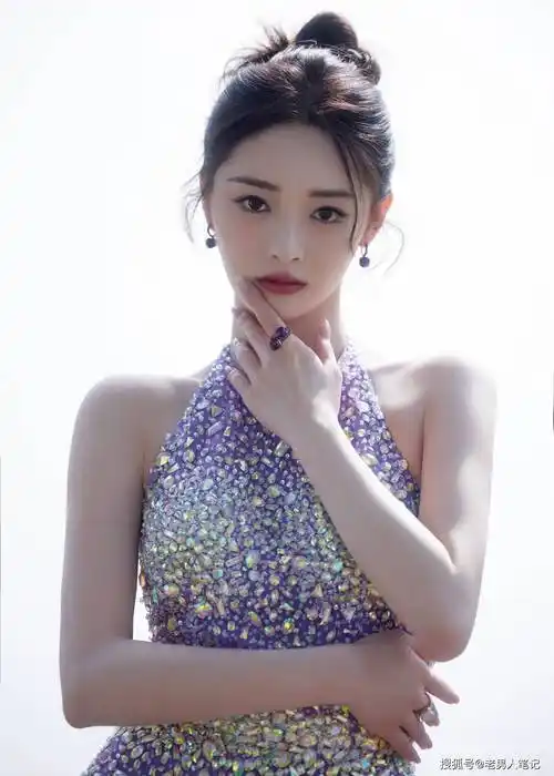 周洁琼紫色闪钻纱裙,红唇美背,闪耀吸睛_造型_时尚_长裙