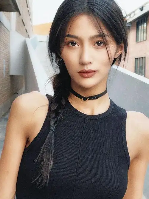 万籽麟单马尾麻花辫造型写真释出 变身文艺辣妹酷感十足_网易订阅