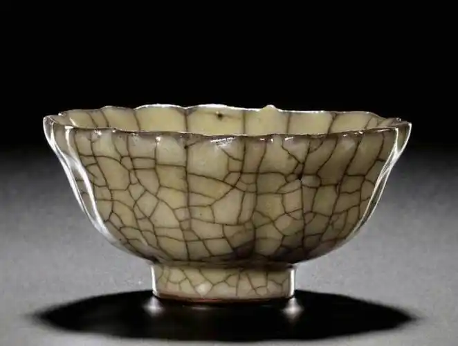 文物介绍——故宫博物院藏宋代哥窑葵花洗