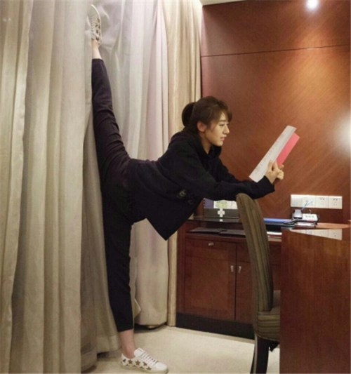 女星们秀一字马,杨幂,袁冰妍还好,看到沈梦辰:别难为自己了