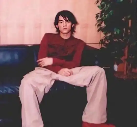 周杰伦晒20年前旧照,超帅日系男友风,网友:妥妥的小鲜肉颜值