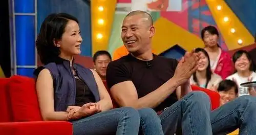 师小红比谢兰大了9岁,很有担当与责任,主动承担起照顾谢兰父母的责任