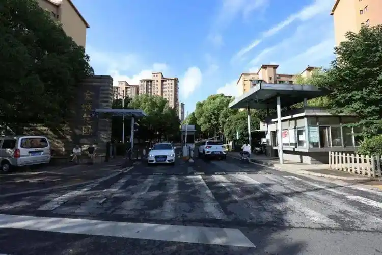 花桥金城花园完成改造升级!_小区_停车位_群众