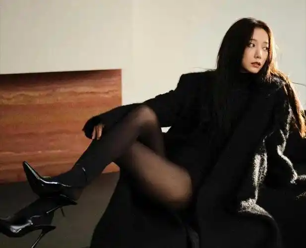 王珞丹性感造型前凸后翘占一半丝袜美腿独一份