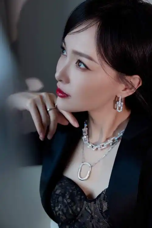 唐嫣穿西装蕾丝裙黑发红唇冷艳迷人