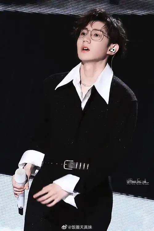 王源黑西装白衬衫金丝眼镜太禁欲了吧!__财经头条