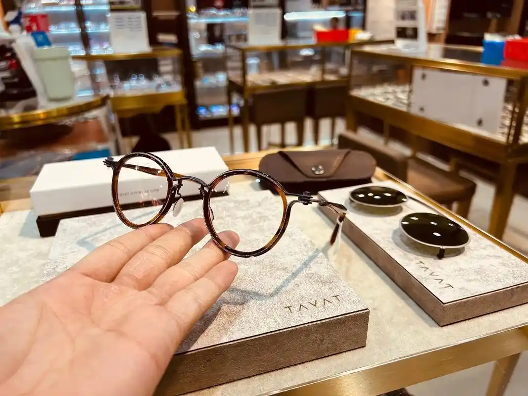 每一款#tavat[话题]# 眼镜都是由意大利经过150天的手工制作.