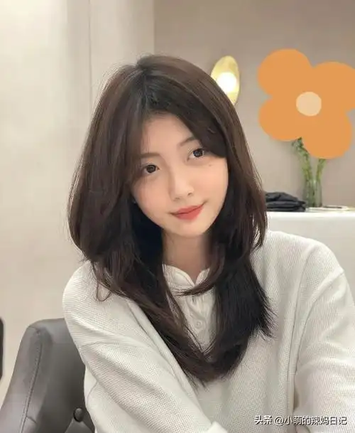 的发型,时尚减龄又显气质,主要是显脸小(女生大圆脸适合什么发型短发)