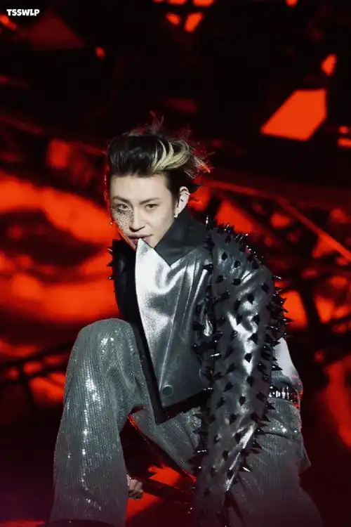 小鬼连唱12首给音乐节一点小震撼##舞台是小鬼的统治区