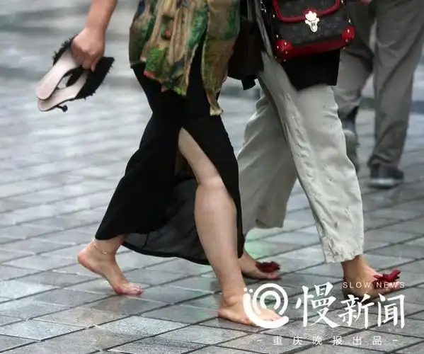 赤脚感受大地的凉爽解放碑,凉风撩起长发的滋味真爽久违了,推着小孩