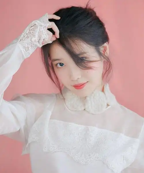 穿着一袭小白裙李知恩温柔甜美可人是心中的白月光了