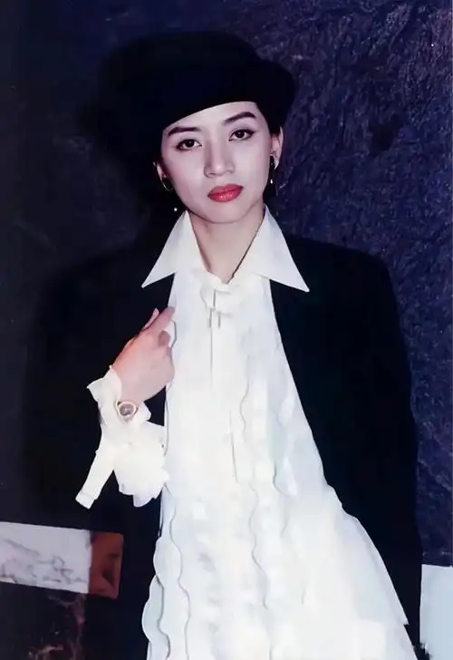 梅艳芳壁纸,她不仅是香港的女儿,更是华语乐坛的瑰宝