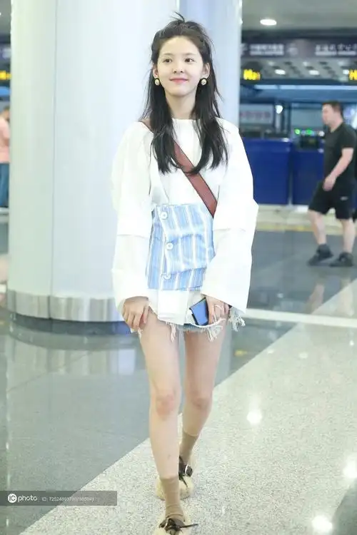 街拍章若楠白色衬衫蓝色条纹腰封牛仔短裤短袜毛毛拖鞋斜挎包甜美俏皮