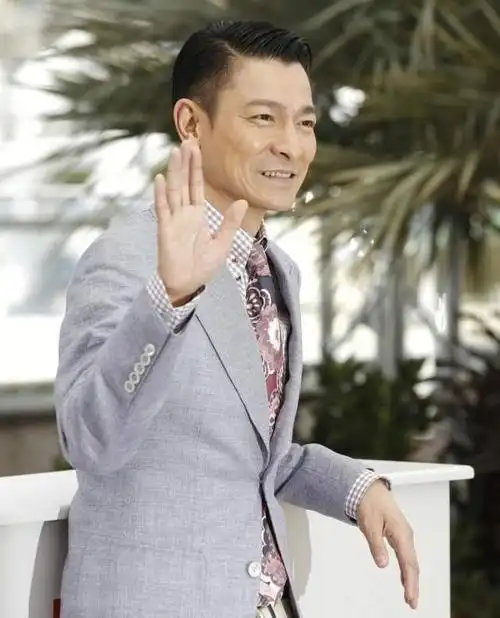 刘德华妻女正面照曝光!女儿和爸爸如出一辙,妻子朴素难掩阔太感