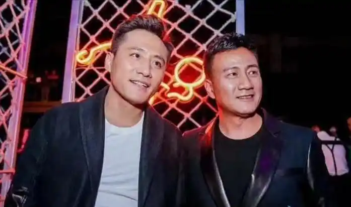 要拍最激烈的一场戏的时候,胡军和刘烨坐在床边你看着我我看着你.