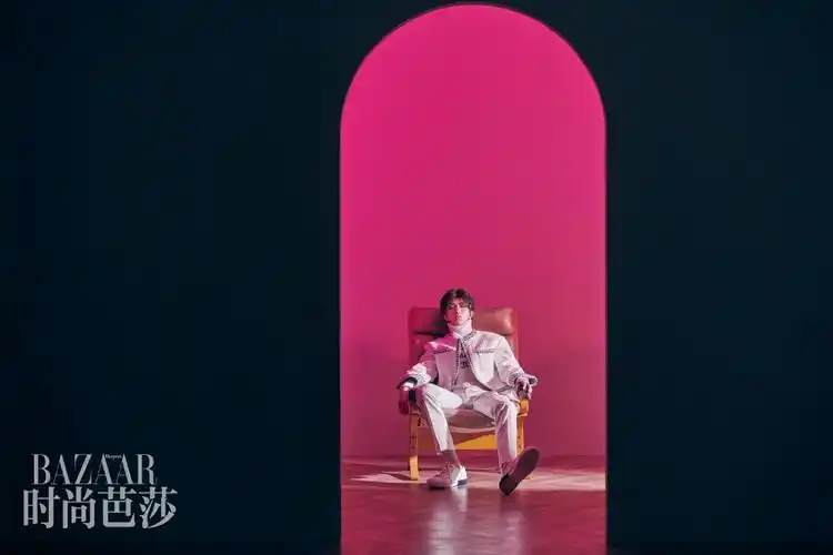 蔡徐坤首次登上五大女刊的封面站在金字塔尖的粉红色男人