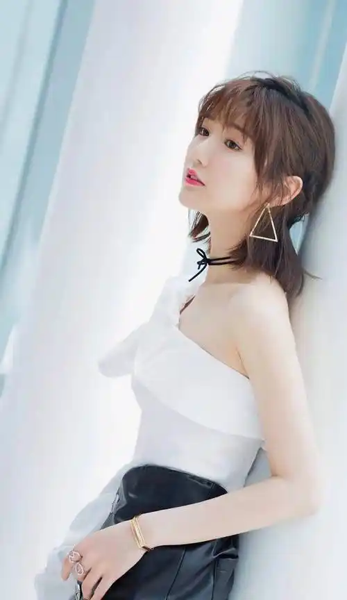 33岁毛晓彤,甜美可人身材有型,这个女神越来越有魅力了_时尚_观众