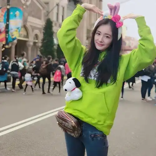 杨幂的私服也是备受关注,不仅好看,而且实用性很高,非常值得借鉴.