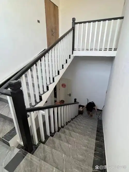 楼梯扶手黑白配 新中式款式铝合金楼梯扶手 黑白配色