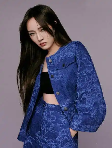 孟佳开年首封释出,复古蓝穿搭配小牛印花名门泽佳效果酷飒十足