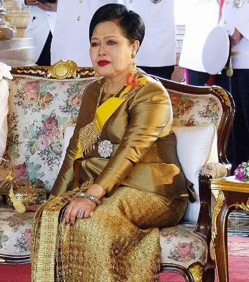 88岁泰国太后脸颊发黑是整容过度年轻时盛世美颜如今变化太大