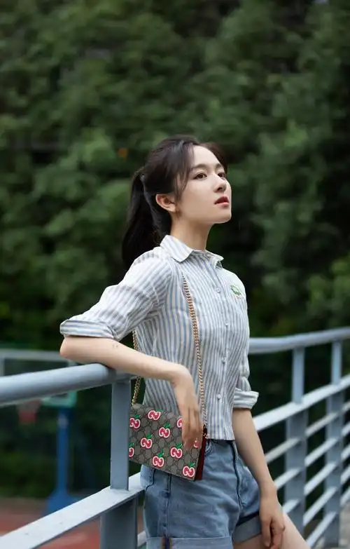 李兰迪瘦身成功!穿格纹外套配牛仔裤模样清纯,配色上清爽又高级