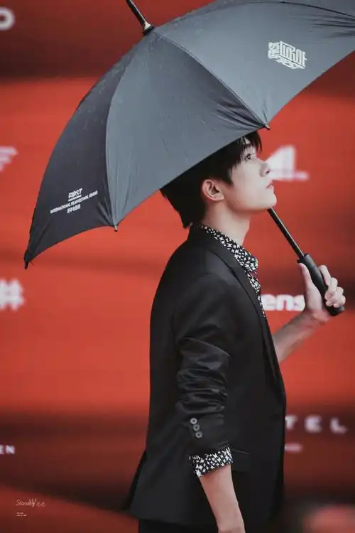 可能有人不清楚,今天是个特殊的日子"易烊千玺撑伞走红毯两周年纪念日
