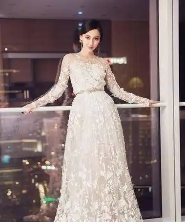 原创34岁佟丽娅穿白色连衣裙优雅时尚网友气质不输29岁baby