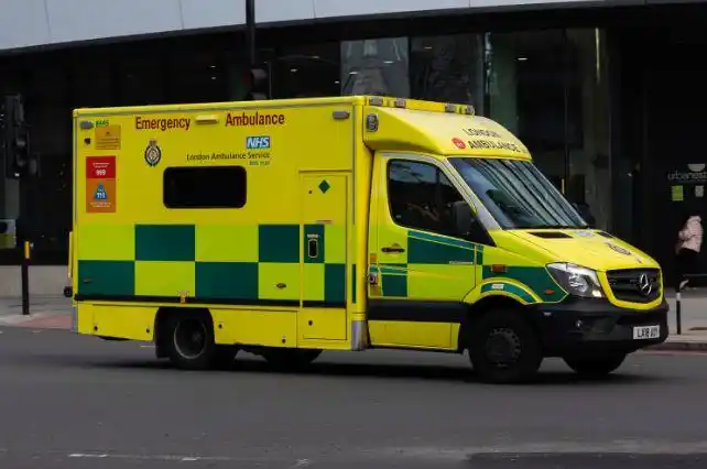 英国救护车工作人员计划明年继续这样做;法国本周20万人高铁票被取消!