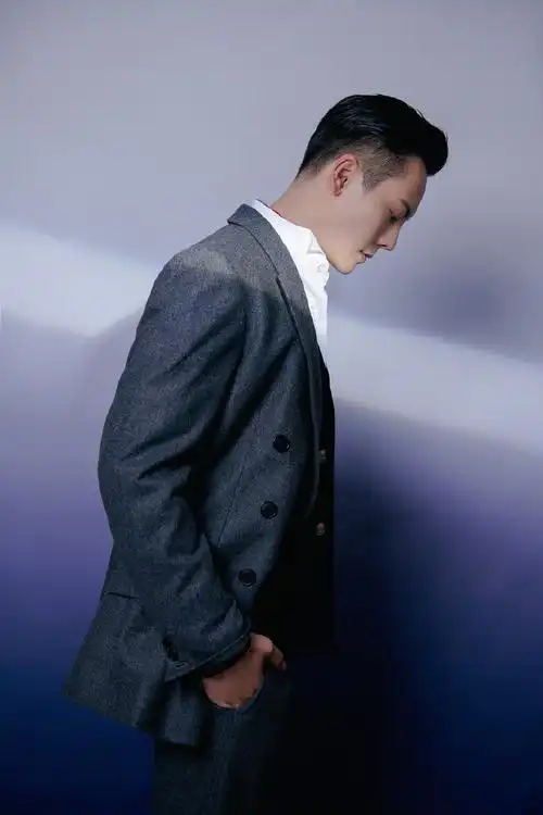 组图:陈伟霆国庆晚会造型曝光 西装背头尽显男人魅力