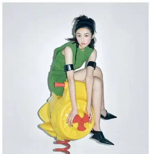 张子枫登《superelle》封面,骑摇摇马童趣十足,这样的腿精少见_黑色