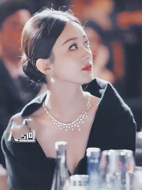 赵丽颖身穿黑色抹胸裙亮相白玉兰提名酒会