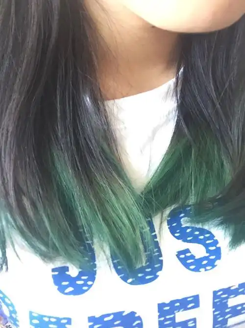 头发是黑色底色,漂的绿色,如果底色不变绿色改色,黑色底色配什么颜色