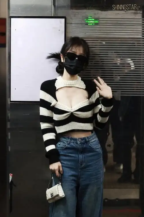 虞书欣你《#永夜星河#》今日份上班路透96条纹镂空针织衫 牛仔短裤