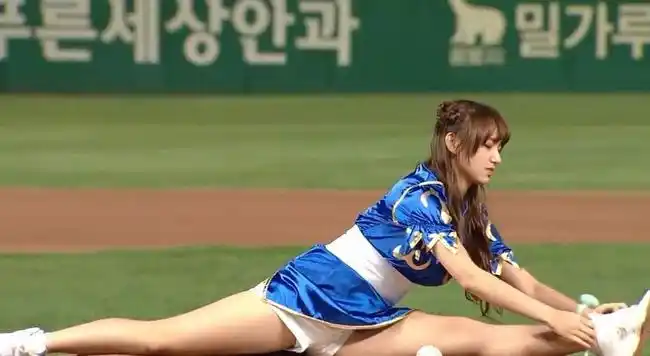 娱乐圈女星秀一字马,蒋欣霸气,景甜轻松,杨幂不愧是老板