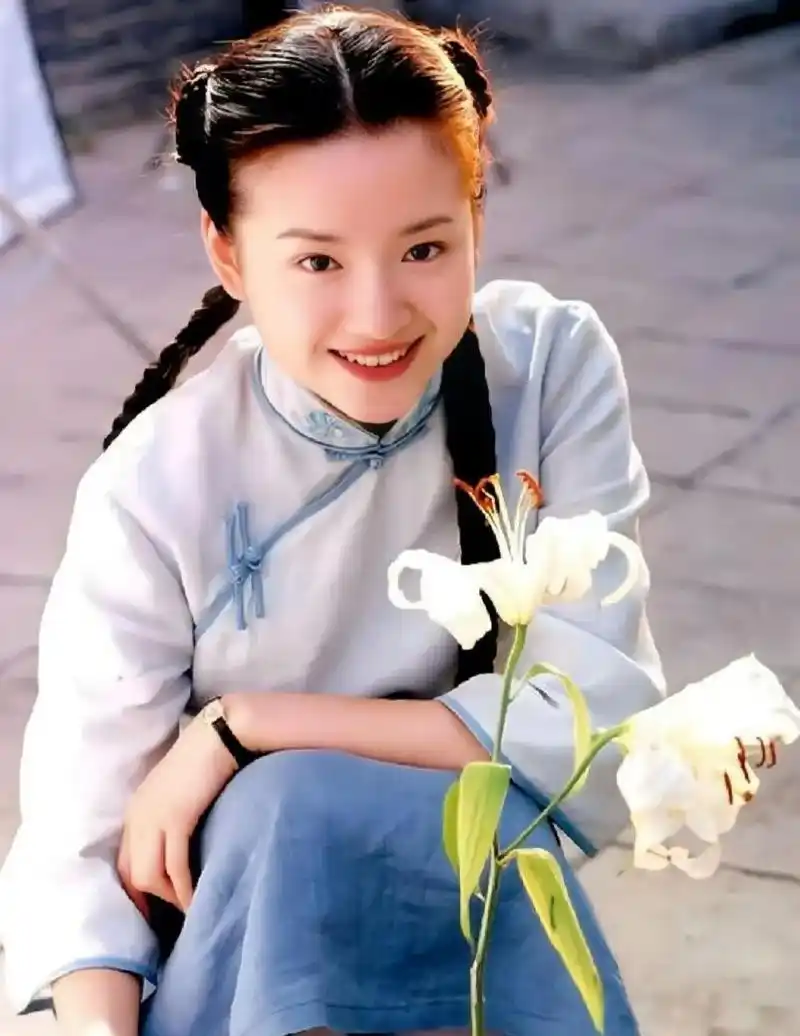 年轻时的董洁是多少人心中的"白月光"啊.