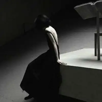 女生霸气高冷背影头像