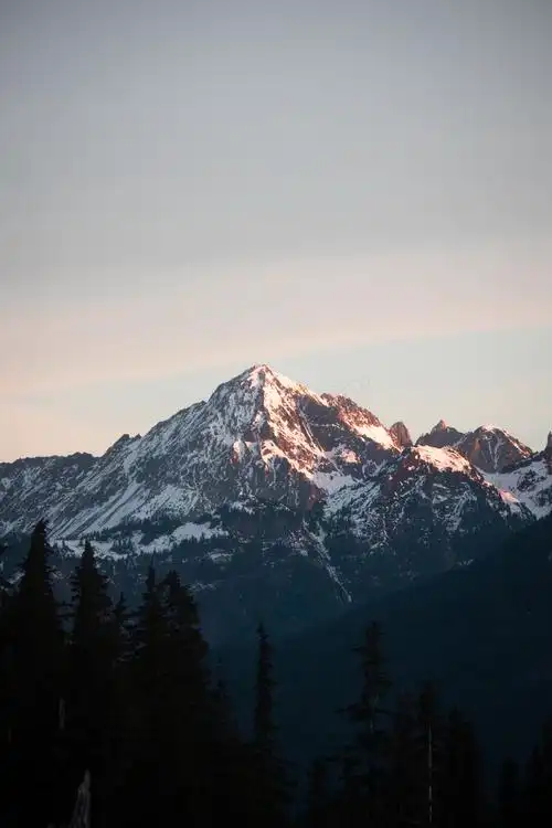 山峰耸立高清图片