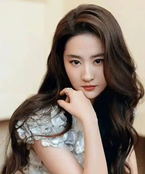 发型推荐:属于标准脸,大多数发型都适合对标明星:刘亦菲,林允儿鹅蛋脸